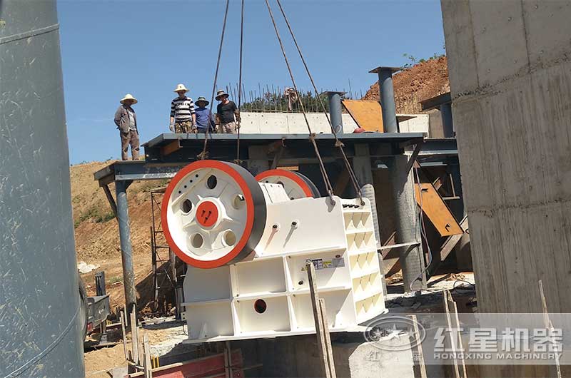 顎式破碎機(jī)現(xiàn)場(chǎng) 顎式破碎機(jī)現(xiàn)場(chǎng)