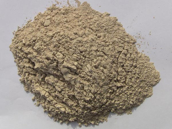 礬土性質(zhì) 礬土主要成分是氧化鋁，為煉鋁和耐火材料的主要原料。白色或灰白色，因含鐵而呈褐黃或淺紅色。密度3.45g/cm3，硬度1～3，不透明，質(zhì)脆。極難熔化，不溶于水，能溶于硫酸、氫氧化鈉溶液。 地區(qū)分布 中國鋁土礦資源比較豐富，在全國18個(gè)省、自治區(qū)、直轄市已查明鋁土礦產(chǎn)地205處，其中大型產(chǎn)地72處（不包括臺灣），主要分布在山西、山東、河北、河南、貴州、四川、廣西、遼寧、湖南等地。 投資前景 1.可用于煉鋁工業(yè)。用于國防、航空、汽車、電器、化工、日常生活用品等。 2.可用于精密鑄造。礬土熟料加工成細(xì)粉做成鑄模后精鑄。用于軍工、航天、通訊、儀表、機(jī)械及醫(yī)療器械部門。 3.可用于耐火制品。高鋁礬土熟料耐火度高達(dá)1780℃，化學(xué)穩(wěn)定性強(qiáng)、物理性能良好。 4.硅酸鋁耐火纖維。用于鋼鐵、有色冶金、電子、石油、化工、宇航、原子能、國防等多種工業(yè)，消防人員可用耐火纖維布做成衣服。 5.制造礬土水泥、研磨材料、陶瓷工業(yè)以及化學(xué)工業(yè)可制鋁的各種化合物。 鋁礬土磨粉制備 鋁礬土粉是選用煅燒過的熟鋁礬土礦石用雷蒙磨加工制成的細(xì)粉，粒度通常為100目-325目，在耐火材料行業(yè)得到了廣泛的應(yīng)用。通常加工的流程為先經(jīng)顎式破碎機(jī)進(jìn)行破碎，然后篩分進(jìn)入鋁礬土雷蒙磨或鋁礬土超細(xì)磨粉機(jī)中，進(jìn)行鋁礬土粉制備，使其應(yīng)用更加廣泛。