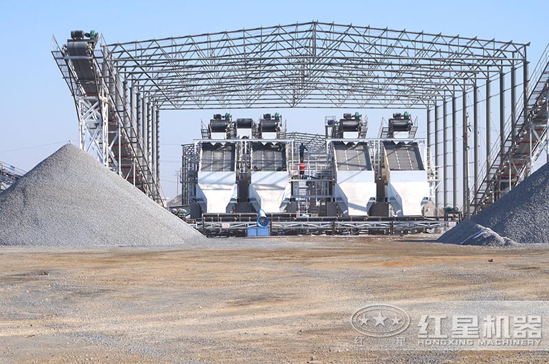 項(xiàng)目一期現(xiàn)場(chǎng)振動(dòng)篩 項(xiàng)目一期現(xiàn)場(chǎng)振動(dòng)篩