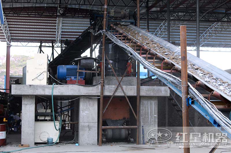 石子生產(chǎn)現(xiàn)場(chǎng) 石子生產(chǎn)現(xiàn)場(chǎng)