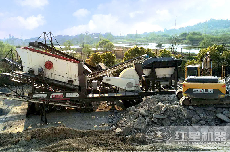 移動錘破機(jī)作業(yè)現(xiàn)場 移動錘破機(jī)作業(yè)現(xiàn)場