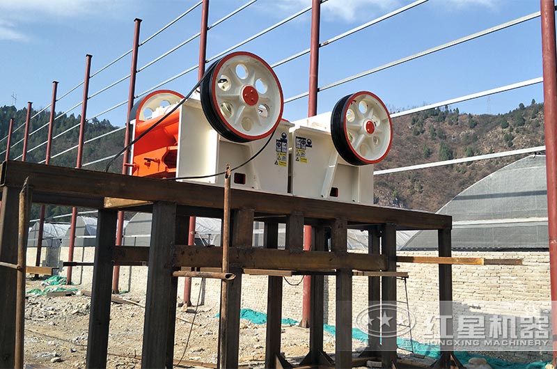 采用鋼結(jié)構(gòu)支撐的顎式破碎機(jī)現(xiàn)場(chǎng) 采用鋼結(jié)構(gòu)支撐的顎式破碎機(jī)現(xiàn)場(chǎng)