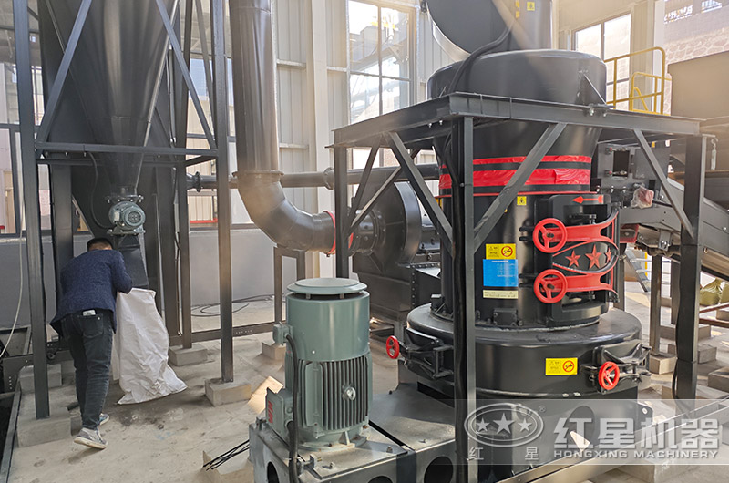 超細(xì)立式磨粉機(jī)試機(jī)現(xiàn)場(chǎng)