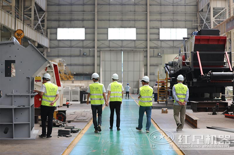 客戶到紅星移動式破碎機(jī)廠家考察 客戶到紅星移動式破碎機(jī)廠家考察