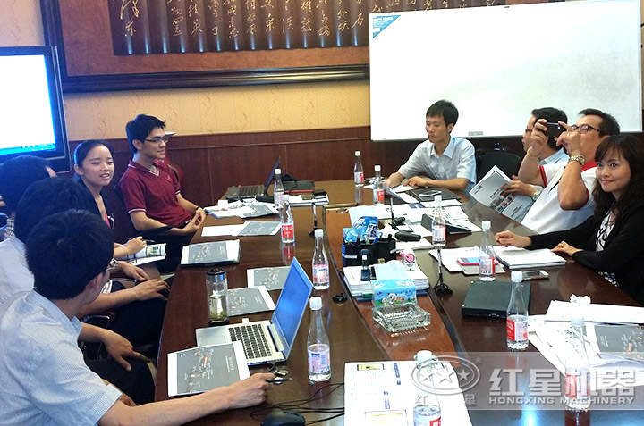 聽技術(shù)人員介紹設備的客戶