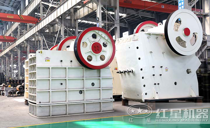 顎式破碎機(jī)實(shí)拍圖，型號(hào)多樣，價(jià)格在10-80萬之間