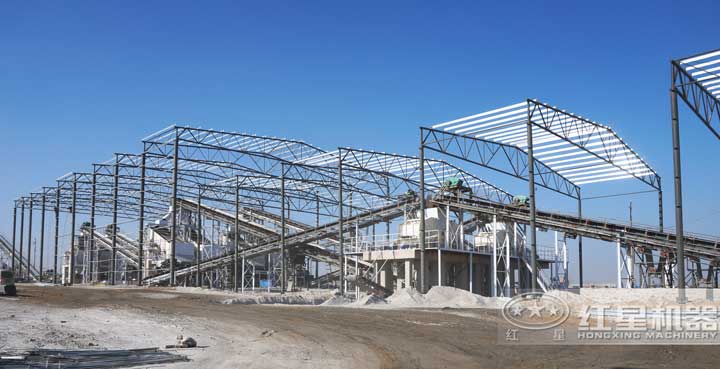 時(shí)產(chǎn)800噸生產(chǎn)現(xiàn)場(chǎng)，多臺(tái)設(shè)備同時(shí)作業(yè)